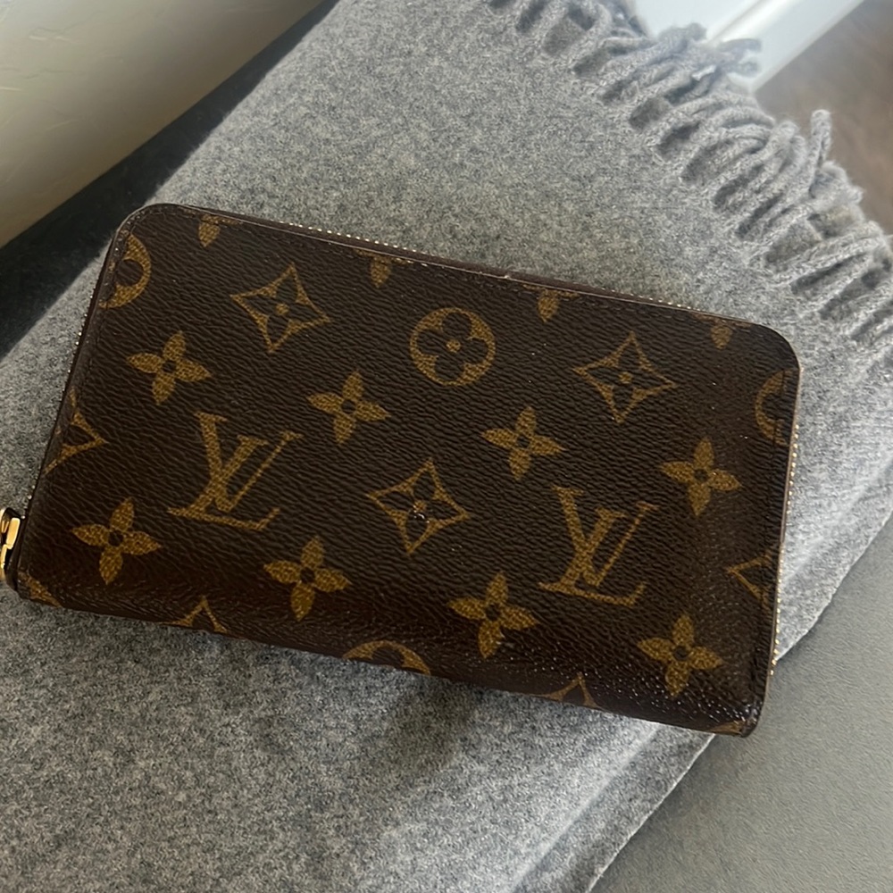 Louis Vuitton Zippy Wallet in excellent condition